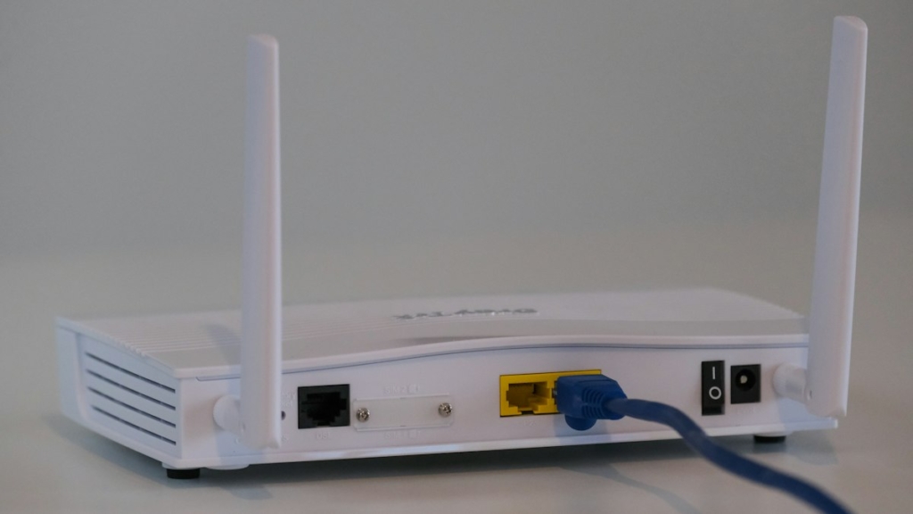 Beyaz masa üzerinde beyaz kablosuz modem