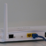 Beyaz masa üzerinde beyaz kablosuz modem