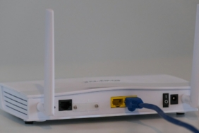 Beyaz masa üzerinde beyaz kablosuz modem