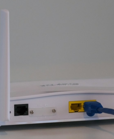 Beyaz masa üzerinde beyaz kablosuz modem