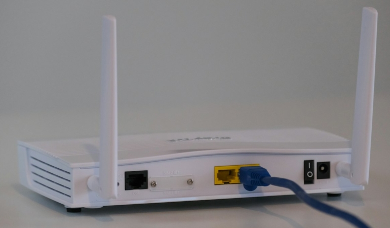 Beyaz masa üzerinde beyaz kablosuz modem
