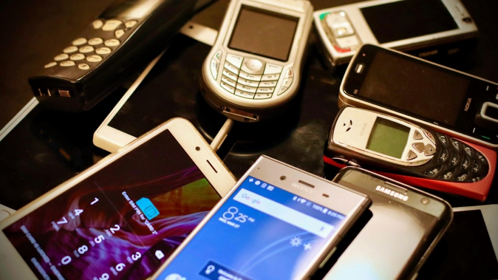 Yan yana dizilmiş farklı renklerde akıllı telefonlar