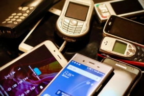 Yan yana dizilmiş farklı renklerde akıllı telefonlar
