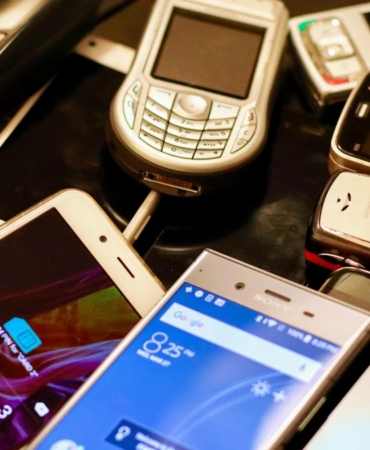 Yan yana dizilmiş farklı renklerde akıllı telefonlar