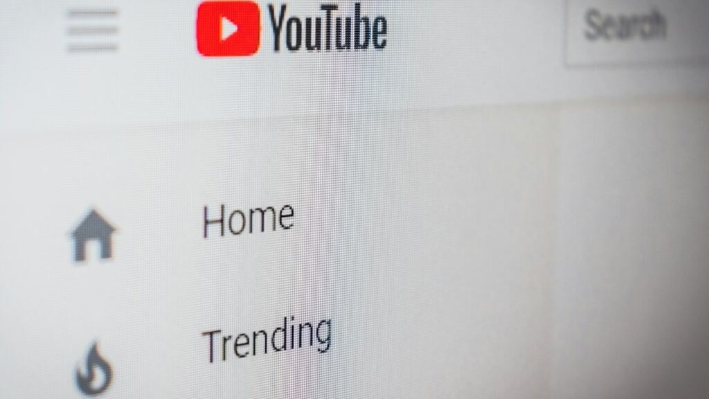 Kamera karşısında video çeken içerik üreticisi (temsili görsel)