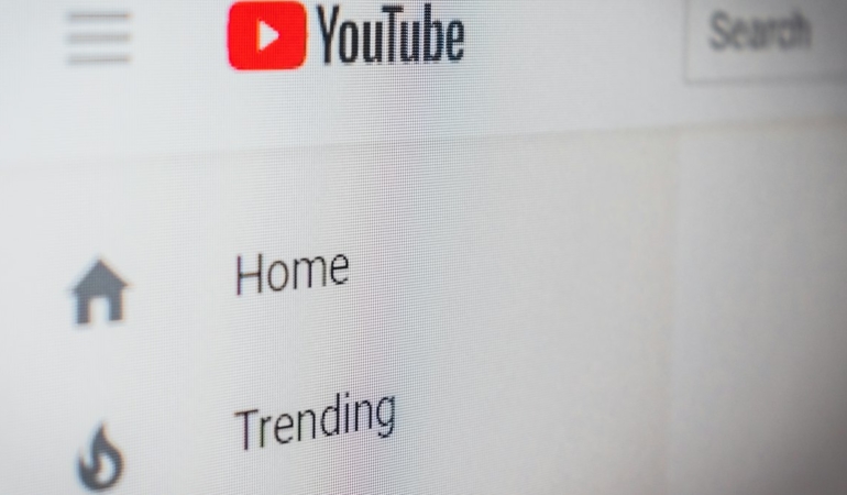 Kamera karşısında video çeken içerik üreticisi (temsili görsel)